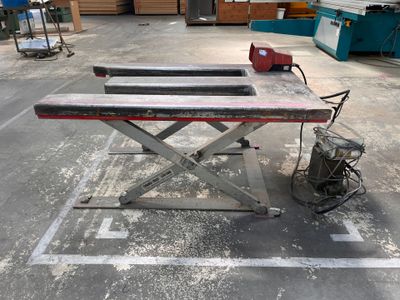 une photo d'une table dans un parking