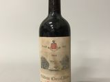 une bouteille de vin rouge posée sur une table blanche