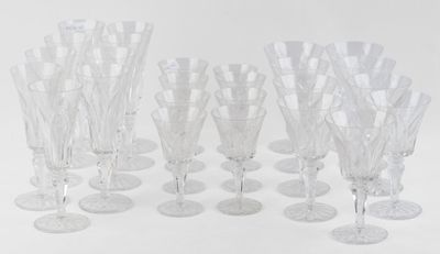 beaucoup de verres à vin vides sur une table blanche