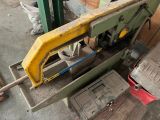 une machine posée sur une table dans une pièce