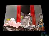 une illustration représentant une femme allongée sur un lit, avec un homme en arrière-plan