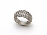 gros plan d'une bague en diamant sur fond blanc