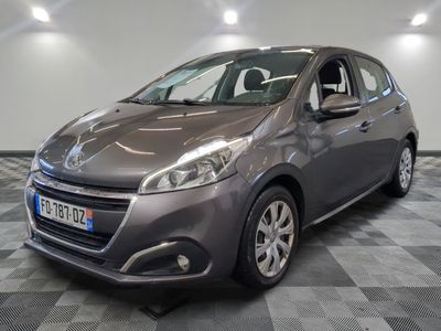 la voiture grise est garée dans le garage sur un sol en damier