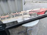 un skateboard posé sur une table à côté d'une poubelle