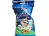 le sac de nourriture pour chat est posé sur une surface blanche
