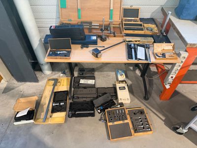 de nombreux appareils électroniques posés sur une table dans une pièce