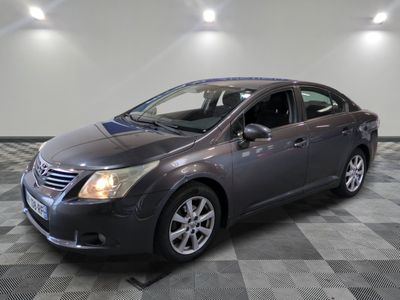 la photo d'une voiture grise garée dans un garage