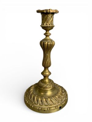 Flambeau en bronze à décor de godrons tors. - Photo 1