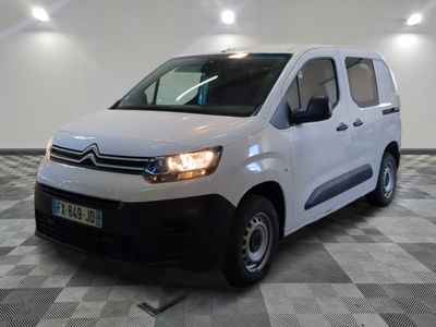 la camionnette blanche est garée dans une grande pièce au sol en damier