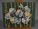 une image représentant une broderie de fleurs bleues sur fond vert