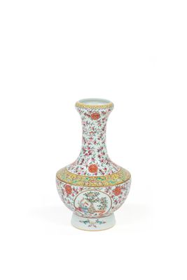 une image représentant un vase orné d'un motif floral