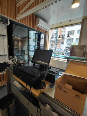 un bureau avec un clavier et un écran devant une fenêtre