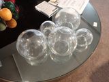 une table en verre sur laquelle sont posés plusieurs verres à vin vides
