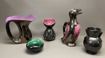 de nombreux vases différents posés sur une table