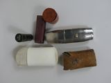 une bouteille de vin, un rouleau de papier toilette et une bouteille de vin posés sur une table
