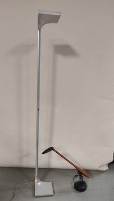 une photo d'un lampadaire blanc surmonté d'un bâton en bois