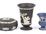 trois vases placés l'un à côté de l'autre