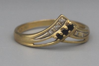 Bague en or ornée de trois saphirs et de diamants. P 1,9g