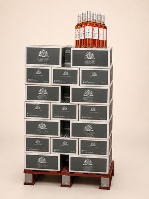 une image représentant une pile de cartons sur lesquels sont posées des bouteilles