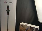 une boîte contenant un Dyson V5 Cyclone posée sur une table
