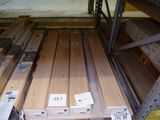 de nombreuses essences de bois différentes sur les étagères du magasin