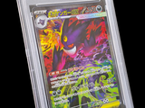 La carte Pokémon se trouve dans un étui en plastique transparent sur fond noir.