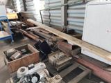 Il y a de nombreux types de machines différentes dans cet entrepôt