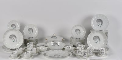 # LIMOGES : Service en porcelaine à décor d'un oiseau polych… - Photo 1