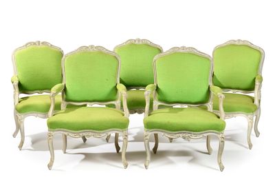six chaises rembourrées vertes sont alignées sur un fond blanc