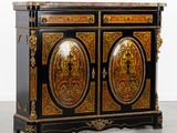 une armoire peinte en noir et or, à deux portes, avec un plateau en marbre