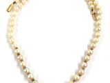 collier de perles orné d'une pierre rouge et d'un fermoir en or