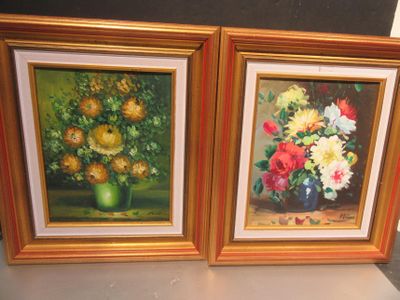 deux photos encadrées de fleurs dans un vase sur une table