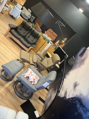 Un grand lampadaire noir