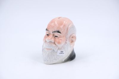 une figurine représentant un vieil homme barbu