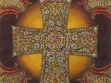 une peinture représentant une croix sur un fond rouge et jaune