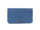 un portefeuille en cuir bleu muni d'un fermoir métallique sur le devant