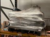 une grande pile de cartons posée sur une étagère dans un entrepôt
