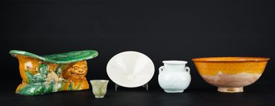 quatre types différents de vases et de coupes sur la table