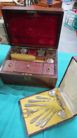 Coffret de toilette et nécessaire à manucure en métal argenté