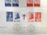 une photo d'un ensemble de timbres exposés dans une vitrine