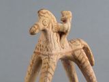 une petite figurine représentant un cheval et un oiseau