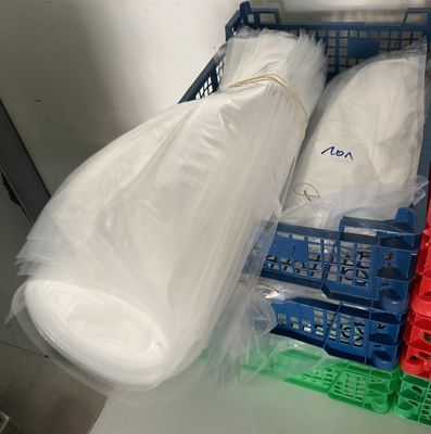 un bac en plastique rempli d'objets en plastique posé sur un comptoir