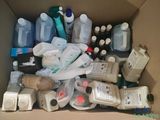 une boîte en carton remplie de nombreux produits d'entretien de toutes sortes