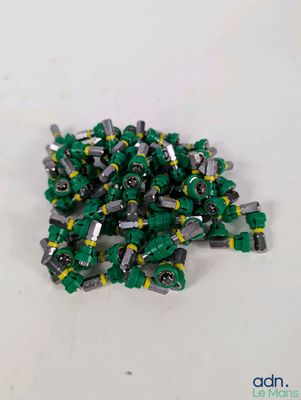 un tas de Lego verts et jaunes posés sur une surface blanche