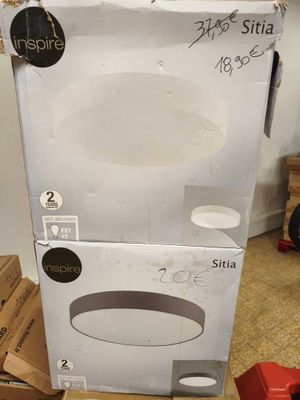 une boîte posée par terre à côté d'un poêle