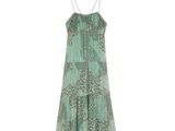 La robe est verte et présente un motif floral.