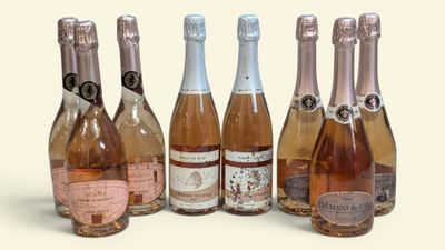 plusieurs bouteilles de vin sont alignées dans une rangée