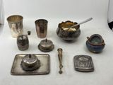 beaucoup d'objets en argent qui se trouvent sur la table
