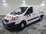 une photo d'une camionnette blanche à rayures rouges et blanches