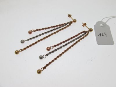 trois paires de boucles d'oreilles en laiton et perles de verre, avec leur étiquette de prix
